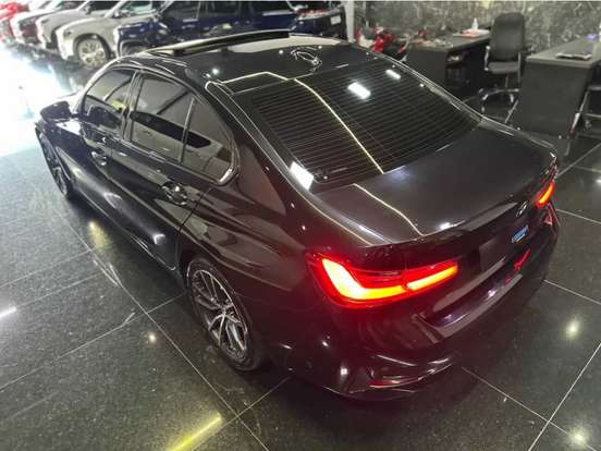 BMW-320i-2022