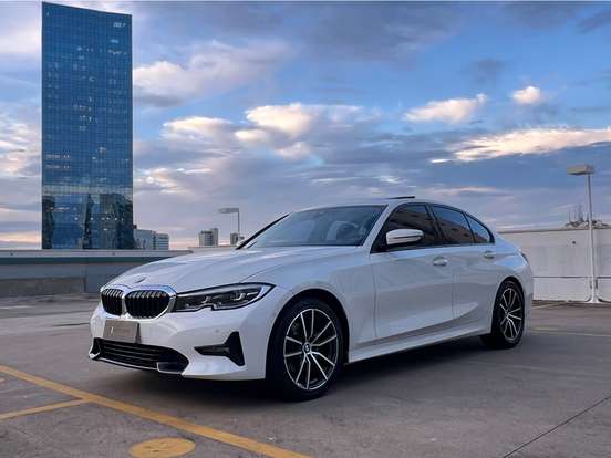 BMW-320i-2022