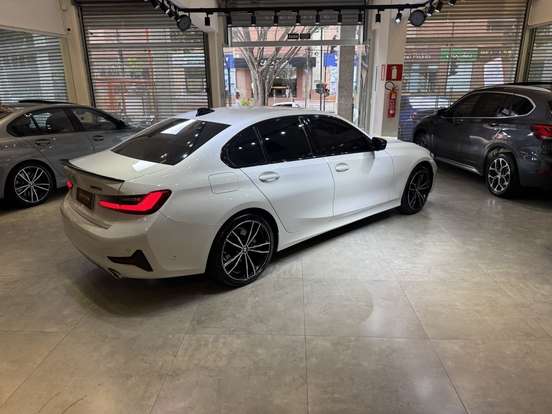 BMW-320i-2019