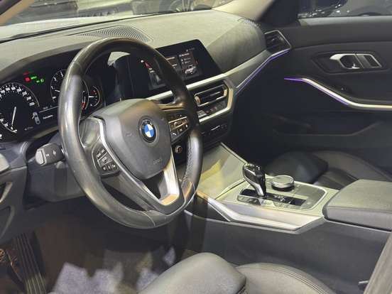 BMW-320i-2019