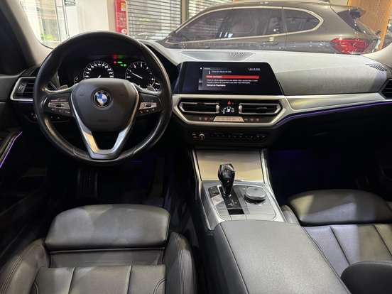 BMW-320i-2019
