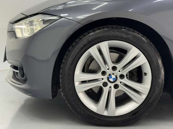 BMW-320i-2017