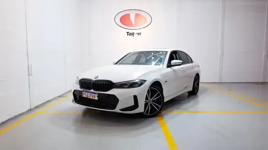 BMW-330e-2022