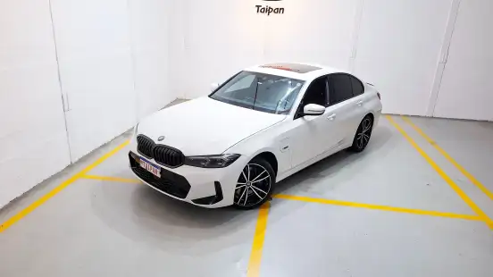 BMW-330e-2022