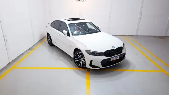 BMW-330e-2022