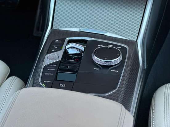 BMW-330e-2023
