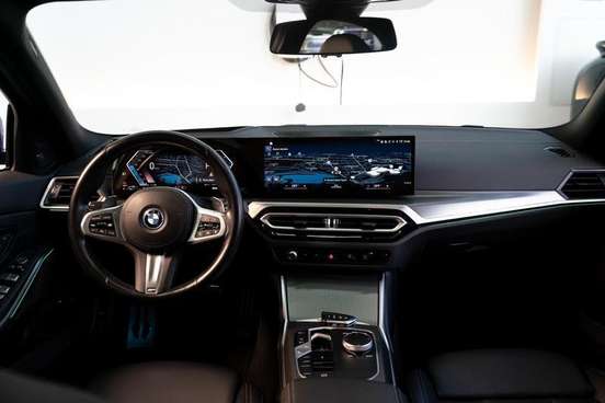 BMW-330e-2022