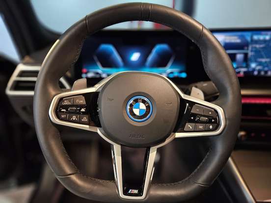 BMW-330e-2025