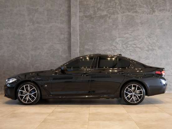 BMW-530e-2021