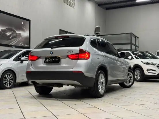 BMW-X1-2.0 18I TOP 4X2 24V GASOLINA 4P AUTOMÁTICO BMW-X1-2011