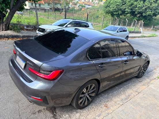 BMW-320i-2021