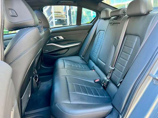 BMW-330e-2022