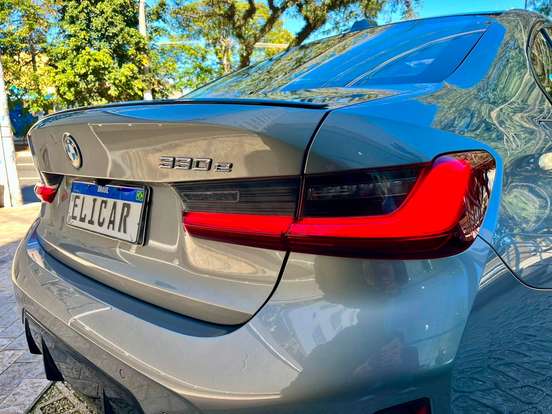 BMW-330e-2022