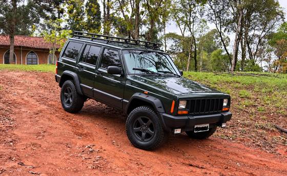 Jeep Cherokee 4.0 Sport 4X4 6I 12V Gasolina 4P Automático