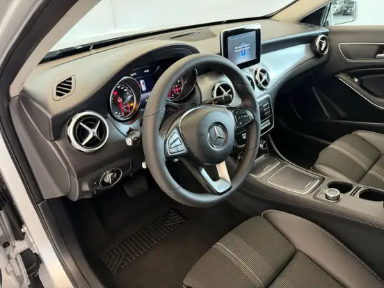 MERCEDES-BENZ-GLA 200-2019