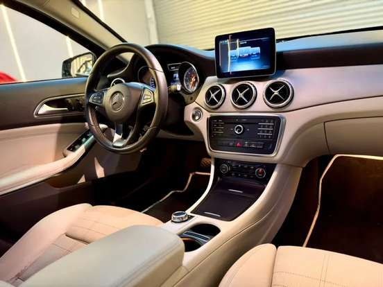 MERCEDES-BENZ-GLA 200-2017