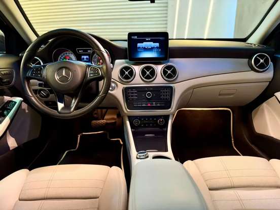 MERCEDES-BENZ-GLA 200-2017