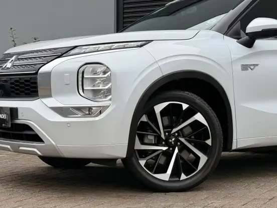 MITSUBISHI-OUTLANDER-2025