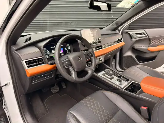 MITSUBISHI-OUTLANDER-2.4 PHEV SIGNATURE S-AWC DHT MITSUBISHI-OUTLANDER-2025