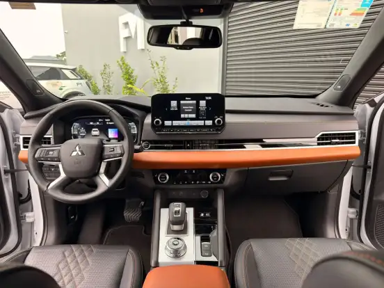 MITSUBISHI-OUTLANDER-2.4 PHEV SIGNATURE S-AWC DHT MITSUBISHI-OUTLANDER-2025