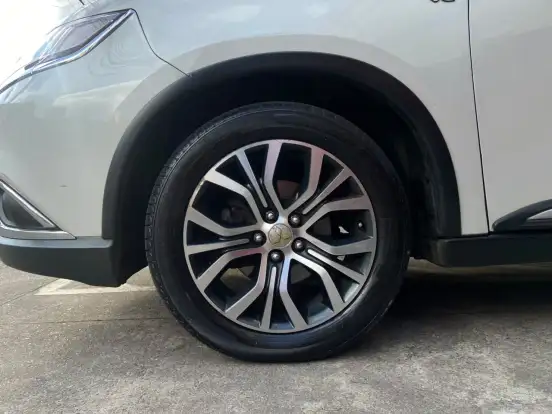 MITSUBISHI-OUTLANDER-2015