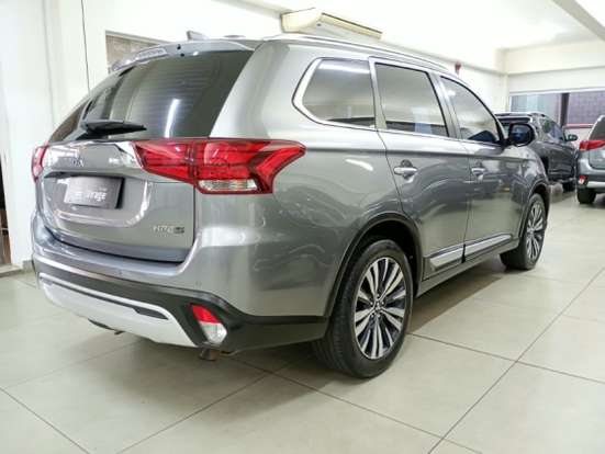 MITSUBISHI-OUTLANDER-2021