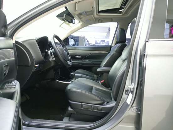 MITSUBISHI-OUTLANDER-2021