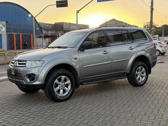 MITSUBISHI-PAJERO-2015