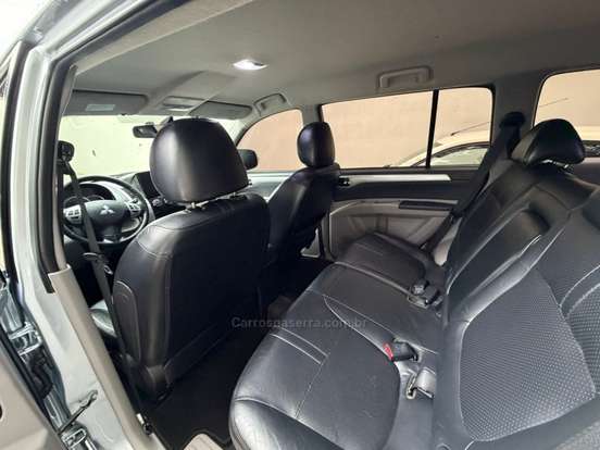MITSUBISHI-PAJERO-2015