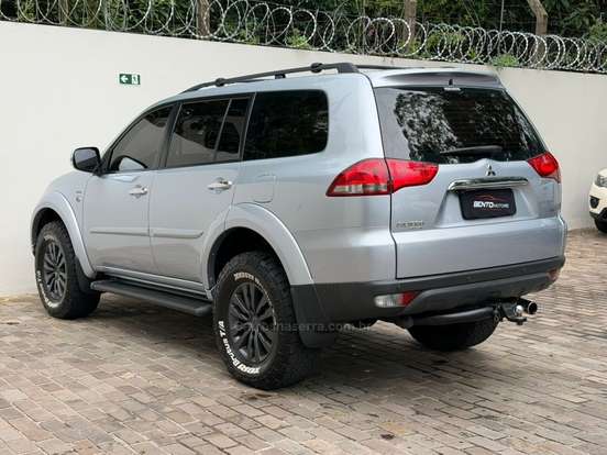 MITSUBISHI-PAJERO-2015