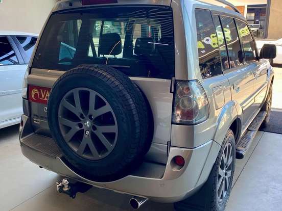 MITSUBISHI-PAJERO TR4-2.0 4X4 16V 140CV FLEX 4P AUTOMÁTICO MITSUBISHI-PAJERO TR4-2011