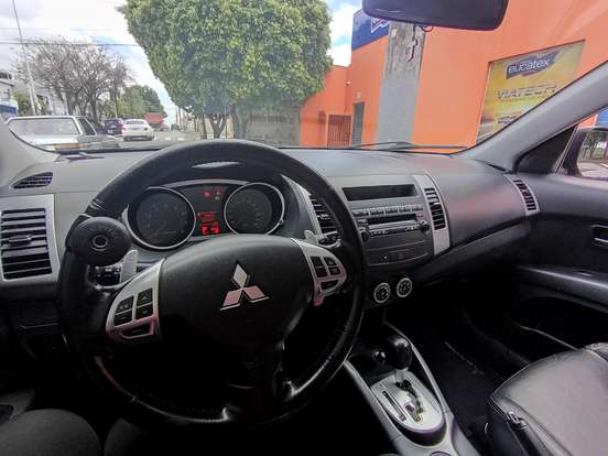 MITSUBISHI-OUTLANDER-2011