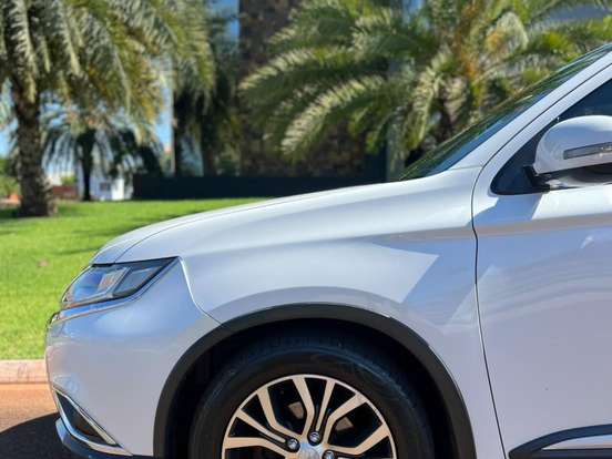 MITSUBISHI-OUTLANDER-2.2 4X4 16V DIESEL 4P AUTOMÁTICO MITSUBISHI-OUTLANDER-2015