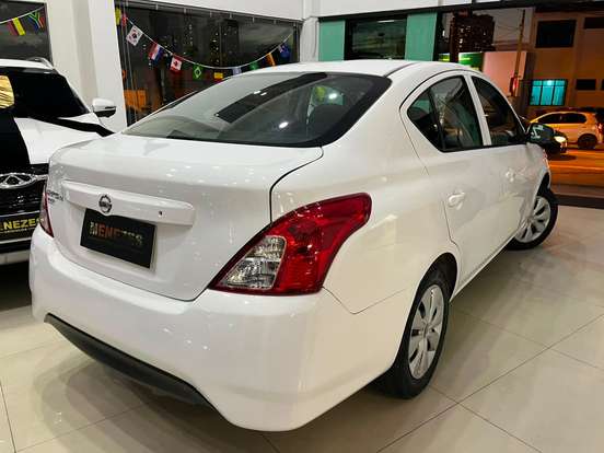 NISSAN-VERSA-2020