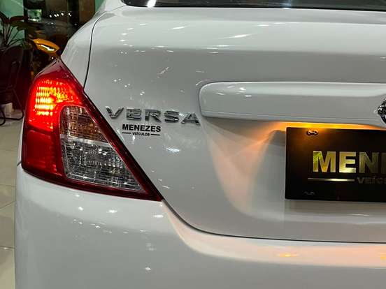 NISSAN-VERSA-2020
