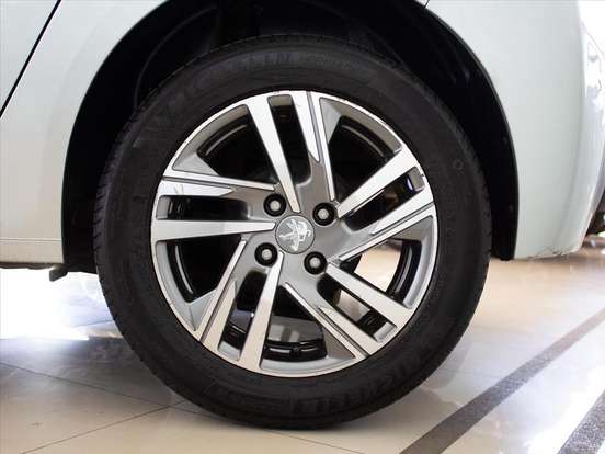 PEUGEOT-208-2022