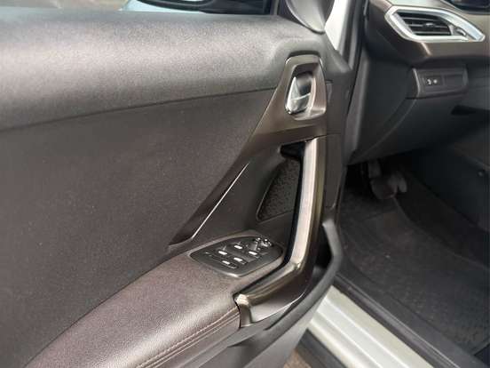 PEUGEOT-2008-1.6 16V FLEX GRIFFE 4P AUTOMÁTICO PEUGEOT-2008-2015