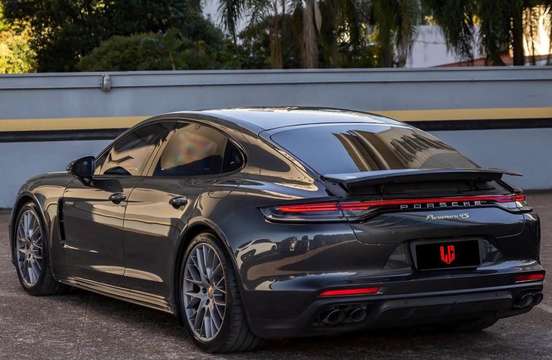 PORSCHE-PANAMERA-2023