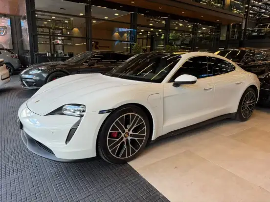 PORSCHE-TAYCAN-2021