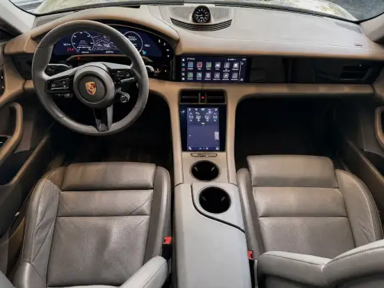 PORSCHE-TAYCAN-2021