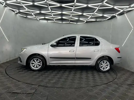 RENAULT-LOGAN-2021