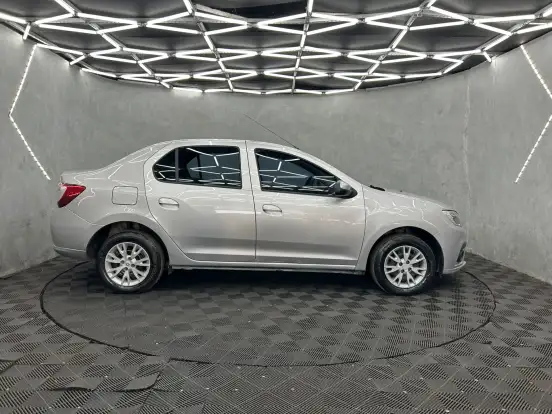 RENAULT-LOGAN-2021