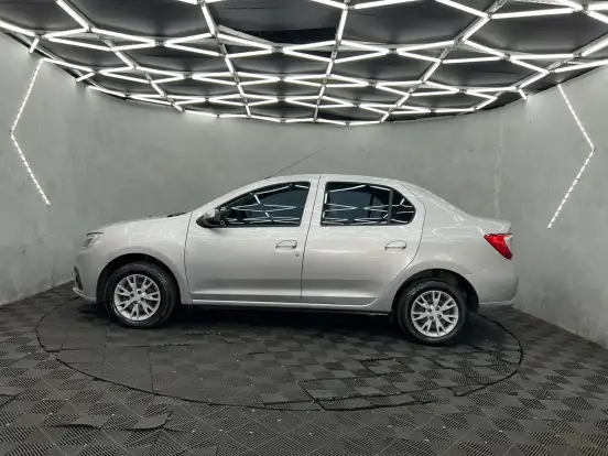 RENAULT-LOGAN-2021