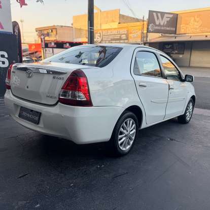 TOYOTA-ETIOS-1.5 XLS SEDAN 16V FLEX 4P MANUAL TOYOTA-ETIOS-2013