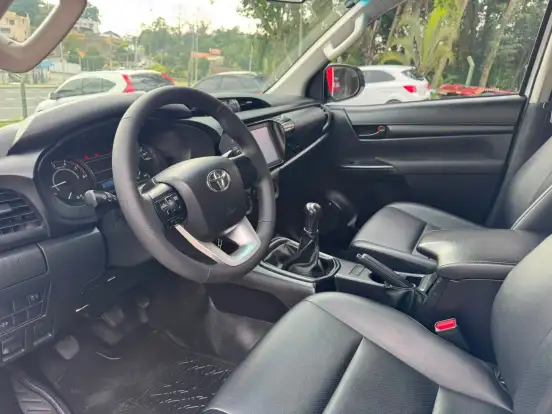 TOYOTA-HILUX-2022