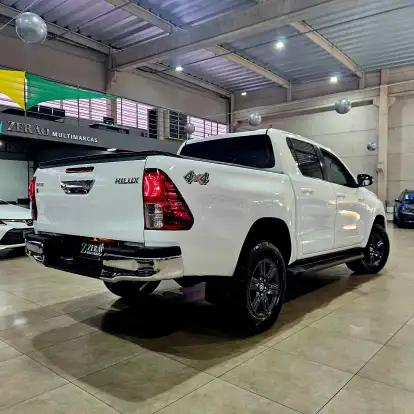 TOYOTA-HILUX-2021
