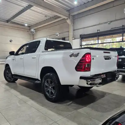 TOYOTA-HILUX-2021