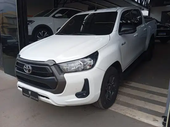 TOYOTA-HILUX-2.8 D-4D TURBO DIESEL CD SR 4X4 AUTOMÁTICO TOYOTA-HILUX-2023