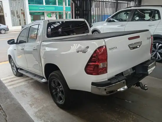TOYOTA-HILUX-2023