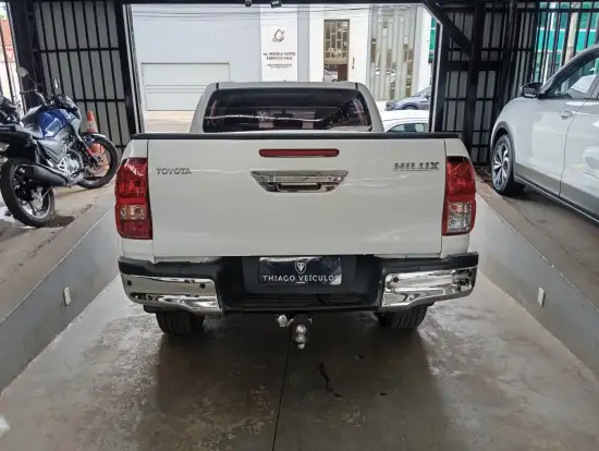 TOYOTA-HILUX-2.8 D-4D TURBO DIESEL CD SR 4X4 AUTOMÁTICO TOYOTA-HILUX-2023